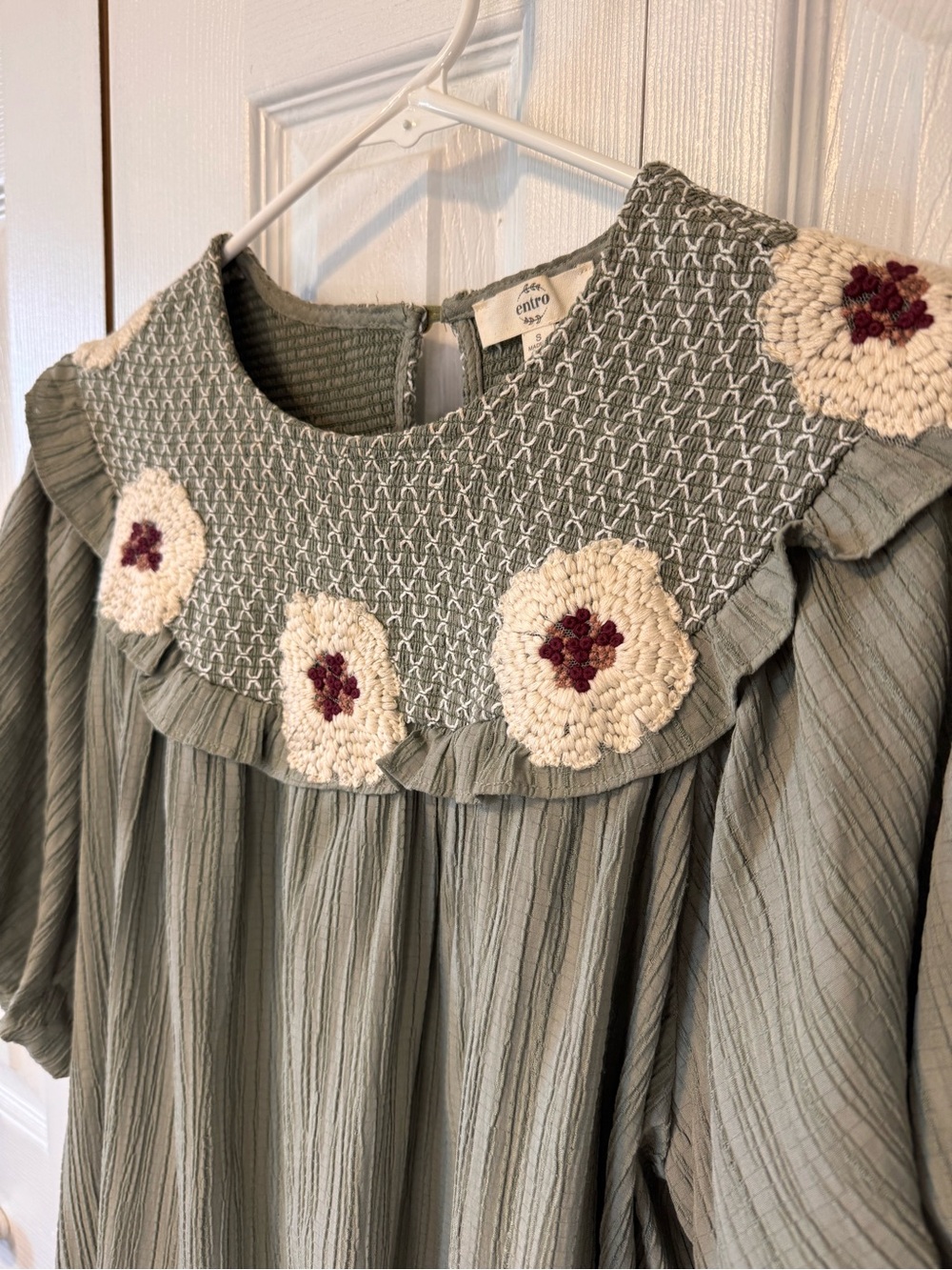 Entro Woman’s Sz Small Sage Embroidered Floral Smocked Boho Puff Sleeve Blouse - Picture 4 of 15